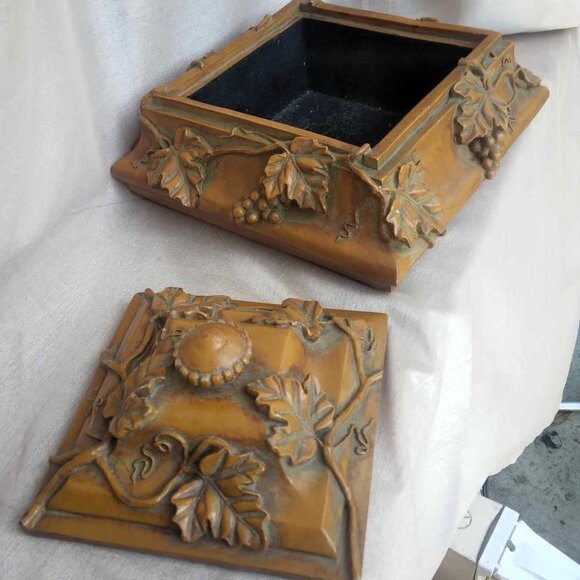 Stunning Intricately Sculpted Ornate Grape Vines Large Lidded Trinket Box - Picture 5 of 10